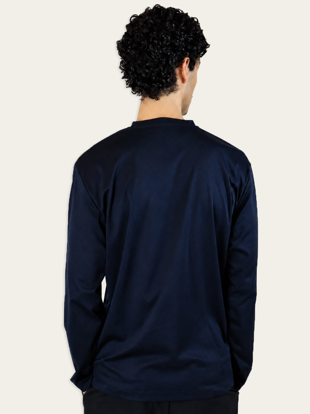 Mercerized Longsleeve Navy - Model achterkant