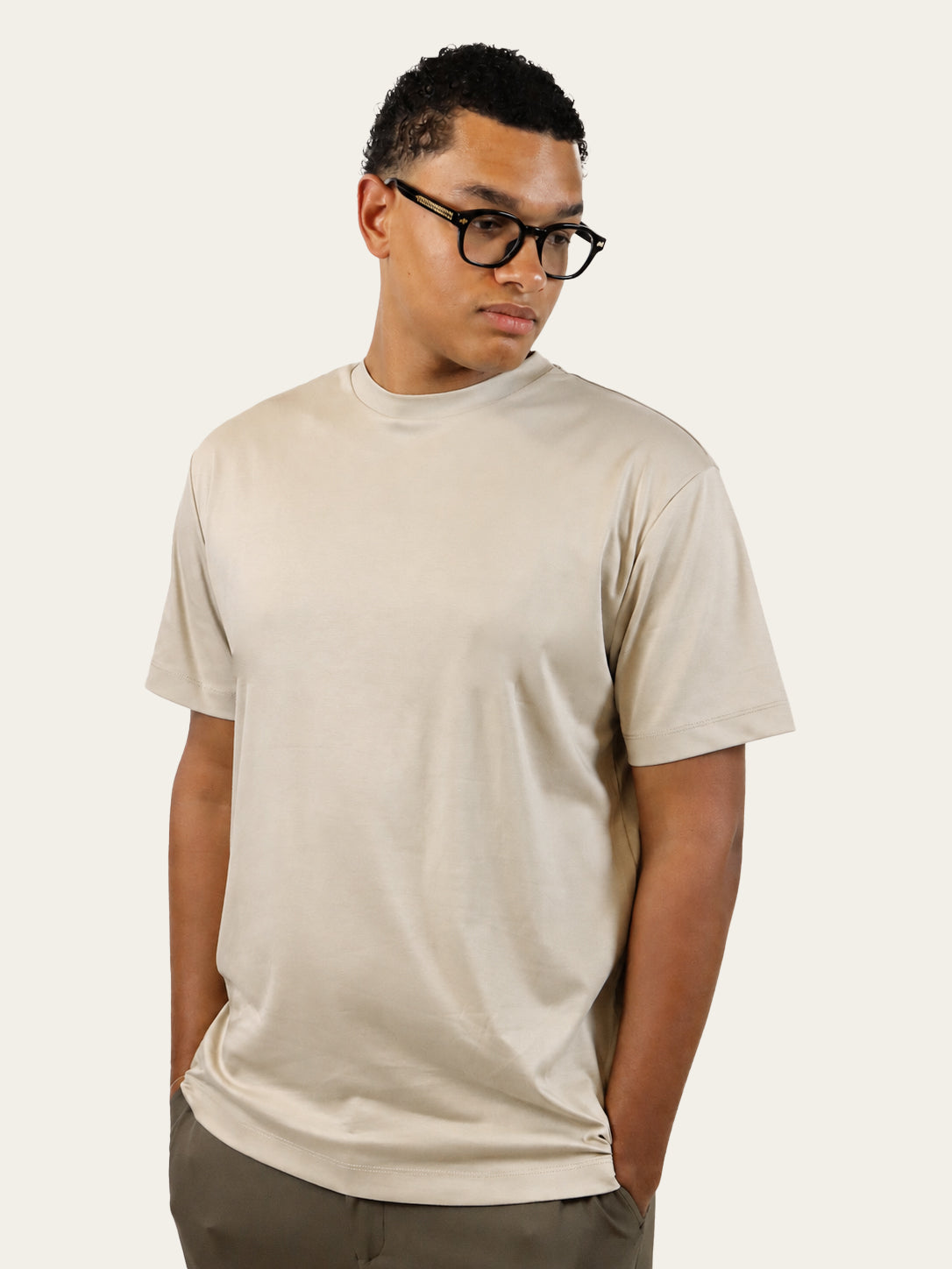 Mercerized T-shirt Beige - Model voorkant
