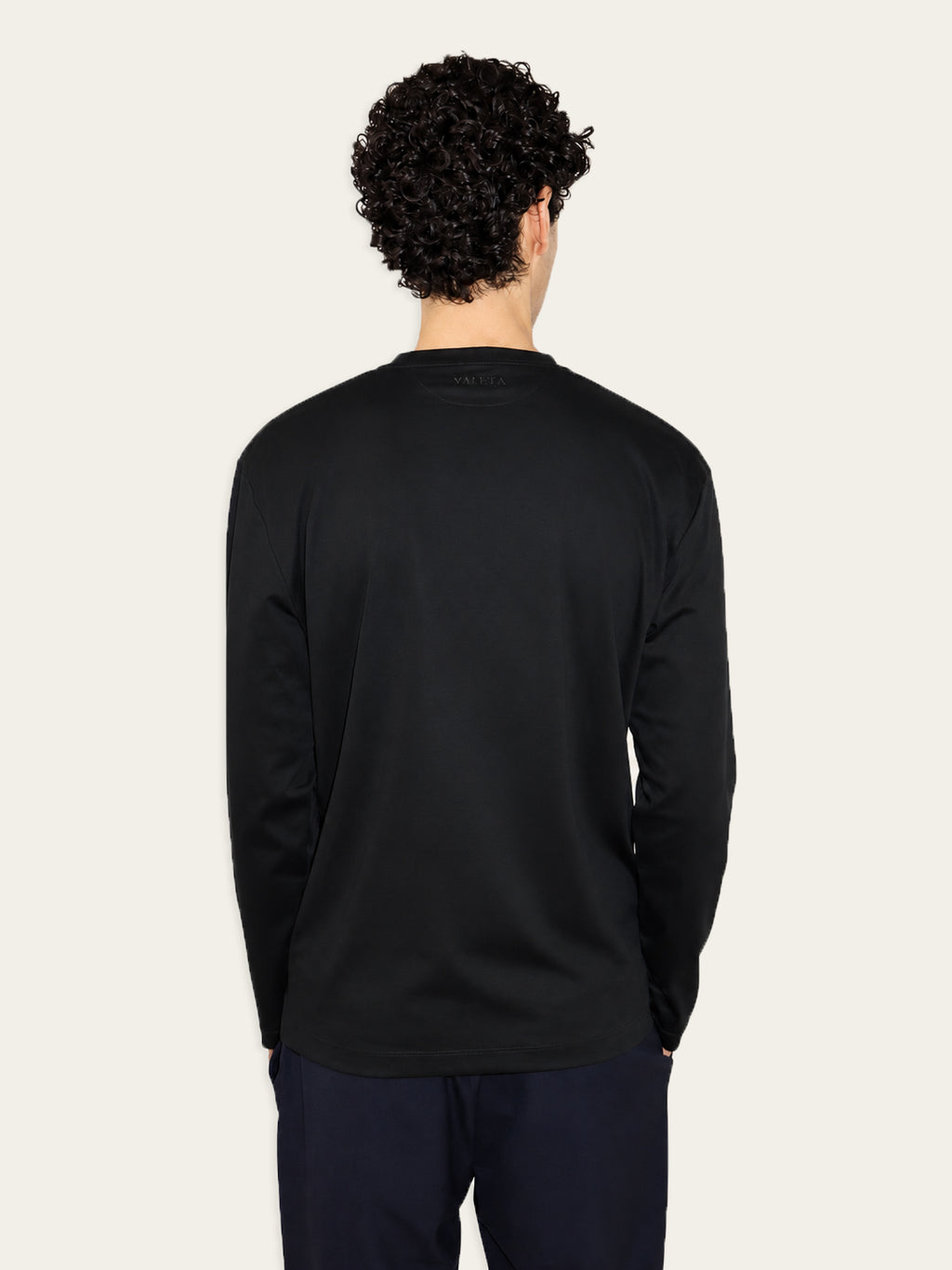 Mercerized Longsleeve Zwart - Model achterkant
