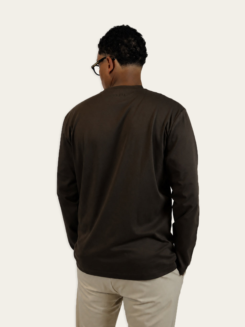 Mercerized Longsleeve Bruin - Model achterkant