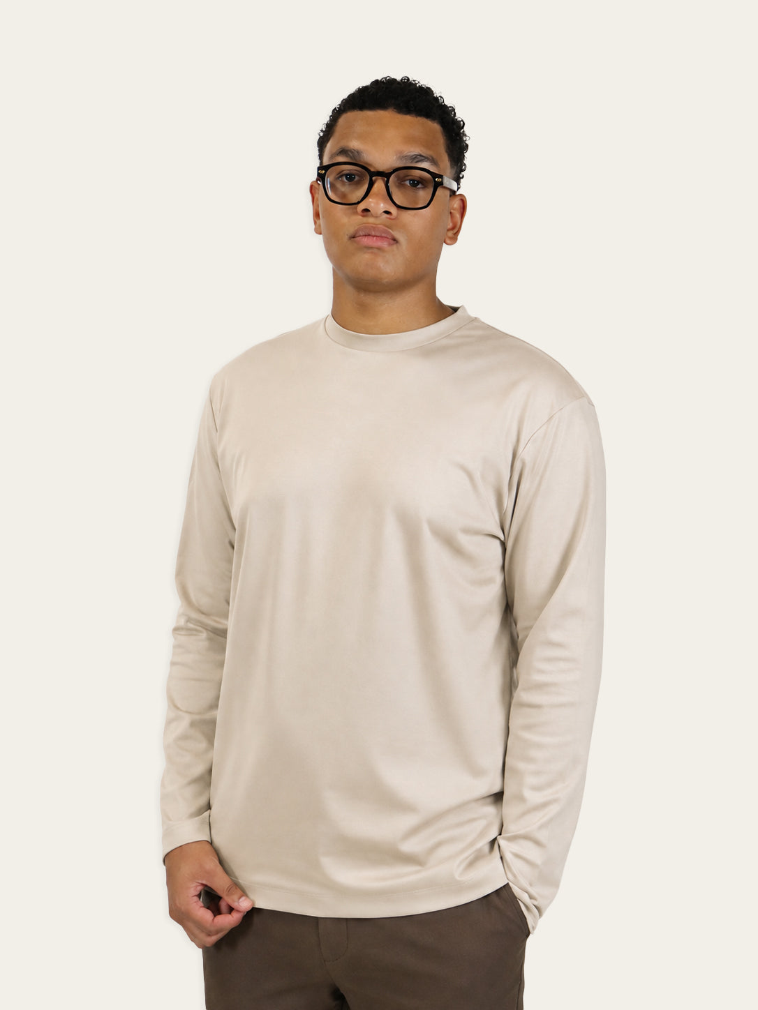 Mercerized Longsleeve Beige - Model voorkant
