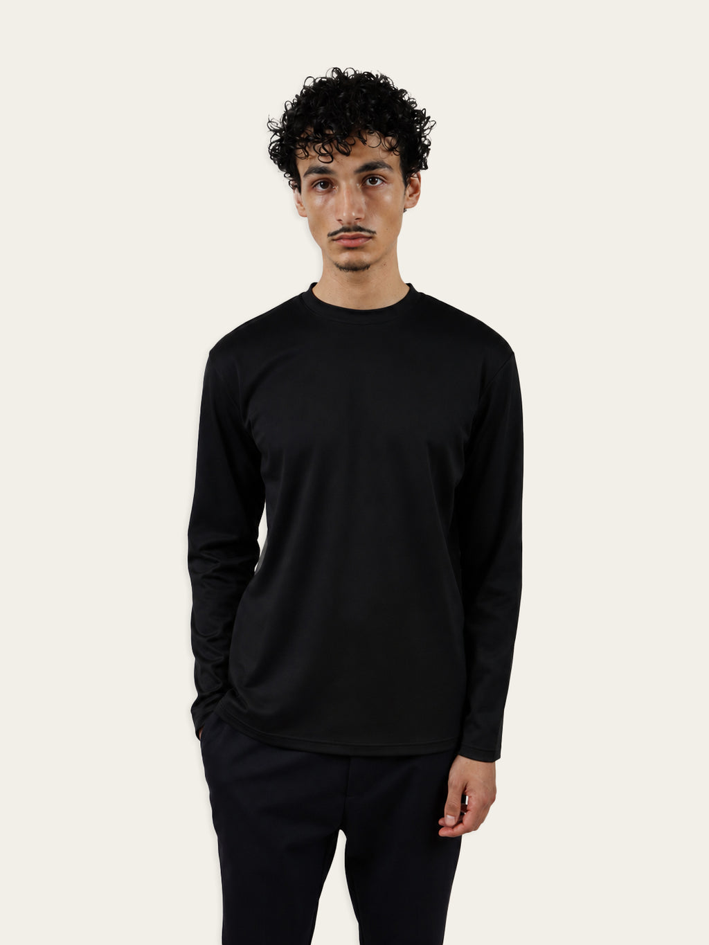 Mercerized Longsleeve Zwart - Model voorkant
