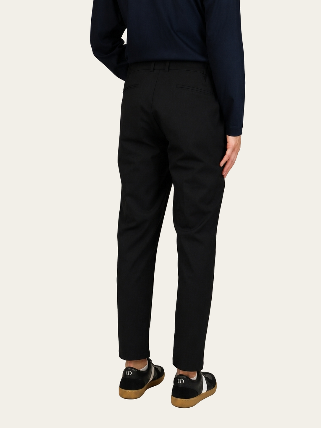 Trouser Zwart - Model achterkant