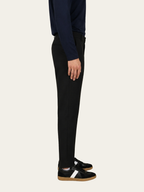 Trouser Zwart - Model zijkant